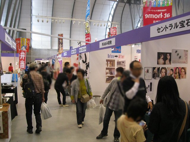 産業祭りの時の刈谷市産業振興センター内の様子です。の写真