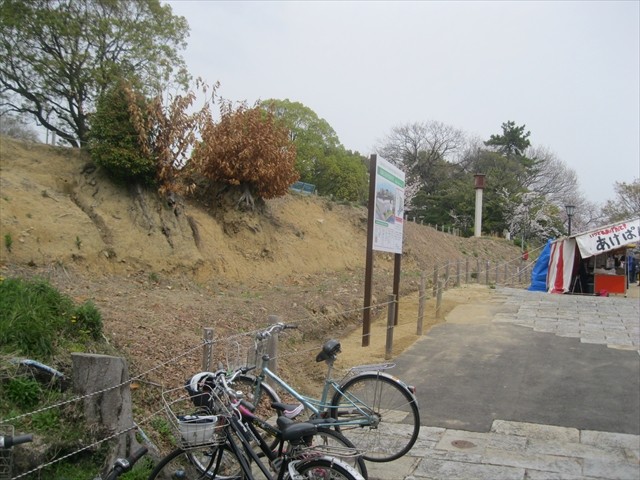 亀城公園の再整備案内看板と、その付近の写真