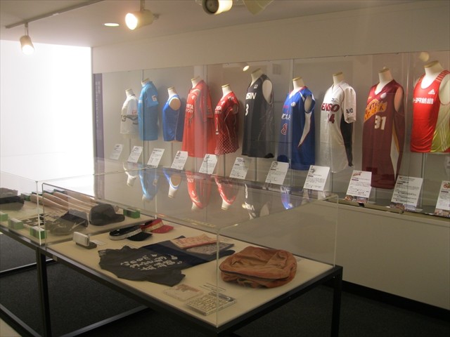刈谷館の展示。（地元企業のユニフォーム）の写真