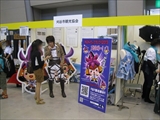 刈谷市観光協会のブースでは服部さんがかつなりくんのPR。ゆるキャラグランプリに出場のかつなりくんへ投票しましょ~。進撃の巨人のコスプレ似合っていますね。の写真